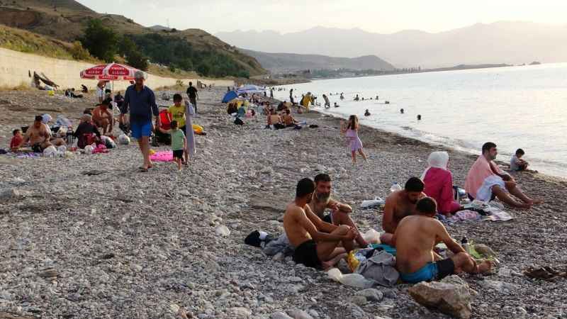 Sıcaktan bunalanlar Van Gölü’ne koştu