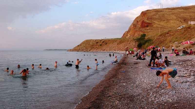 Sıcaktan bunalanlar Van Gölü’ne koştu