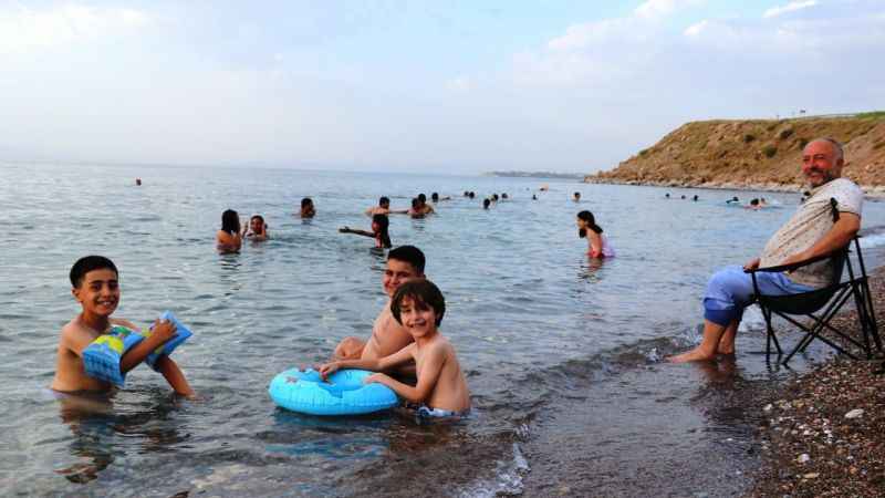 Sıcaktan bunalanlar Van Gölü’ne koştu