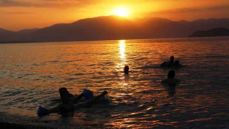 Sıcaktan bunalanlar Van Gölü’ne koştu