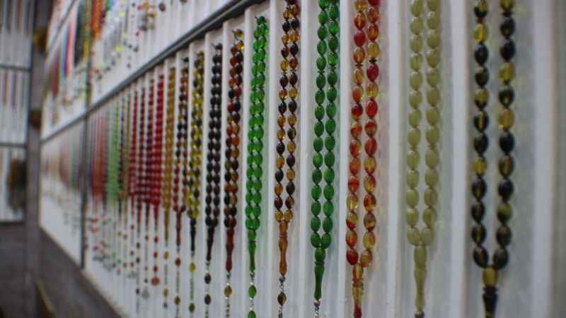 Haritacılığı bıraktı, tesbih işine girdi