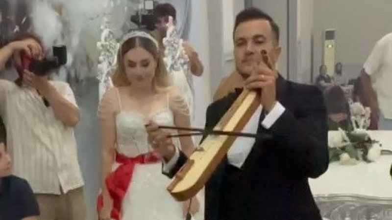 Kendi düğününde hem çaldı hem oynadı