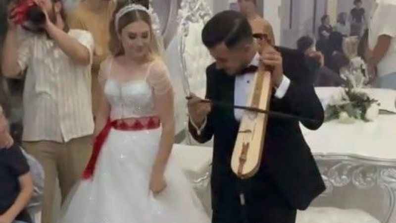 Kendi düğününde hem çaldı hem oynadı