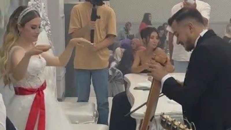 Kendi düğününde hem çaldı hem oynadı