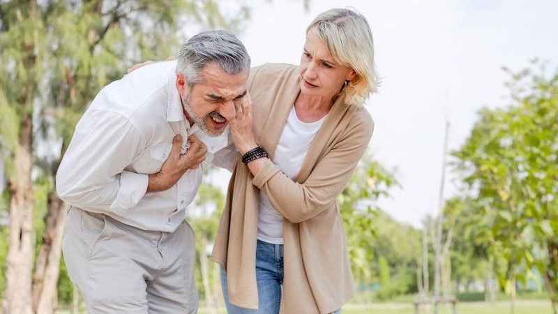 5 dakikadan uzun göğüs ağrısı önemli bir kalp krizi belirtisi 5 dakikadan uzun göğüs ağrısı önemli bir kalp krizi belirtisi