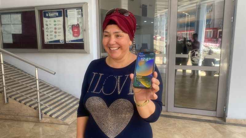 Yolda yürürken 38 bin TL’lik telefon buldu