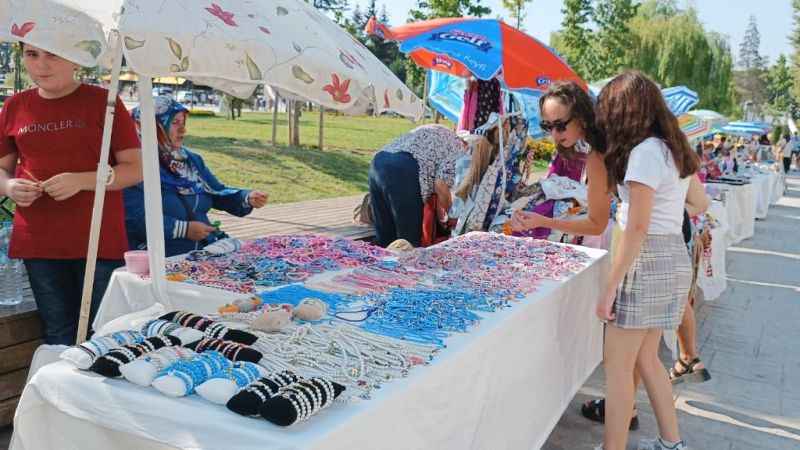 Sanatçı kadınlar göz kamaştırdı