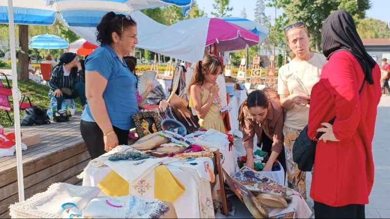 Sanatçı kadınlar göz kamaştırdı