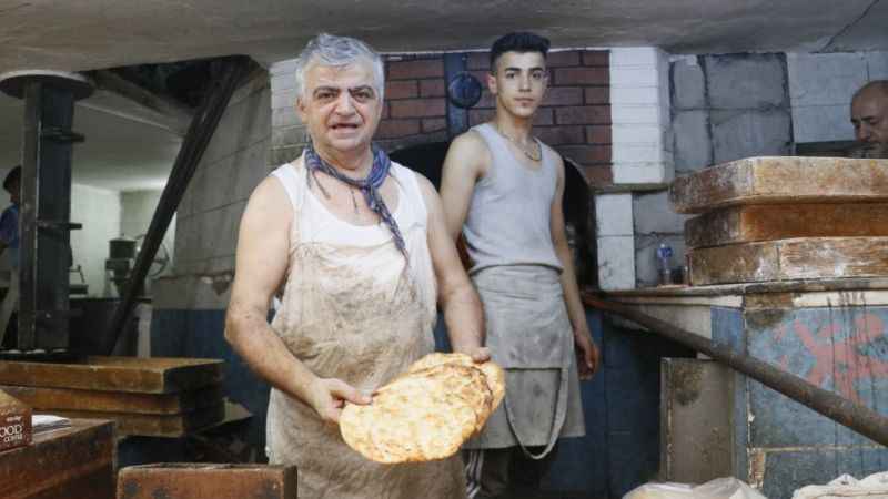 Tarihi Uzun Çarşı'nın en eski fırıncısı sıcaklara rağmen ocak başında