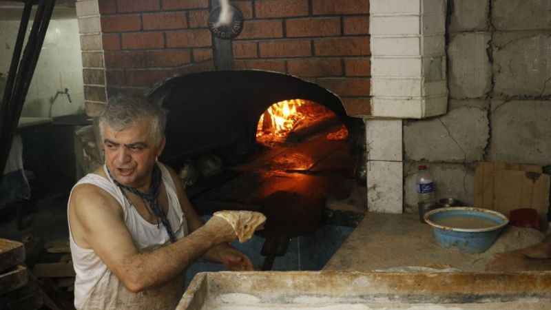 Tarihi Uzun Çarşı'nın en eski fırıncısı sıcaklara rağmen ocak başında