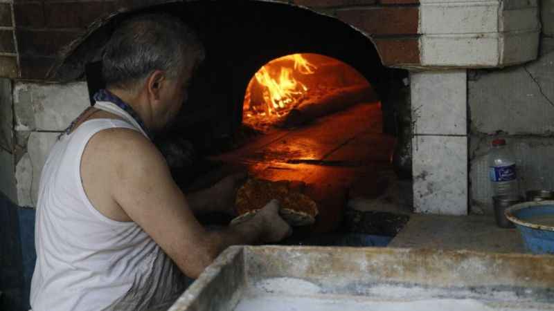 Tarihi Uzun Çarşı'nın en eski fırıncısı sıcaklara rağmen ocak başında