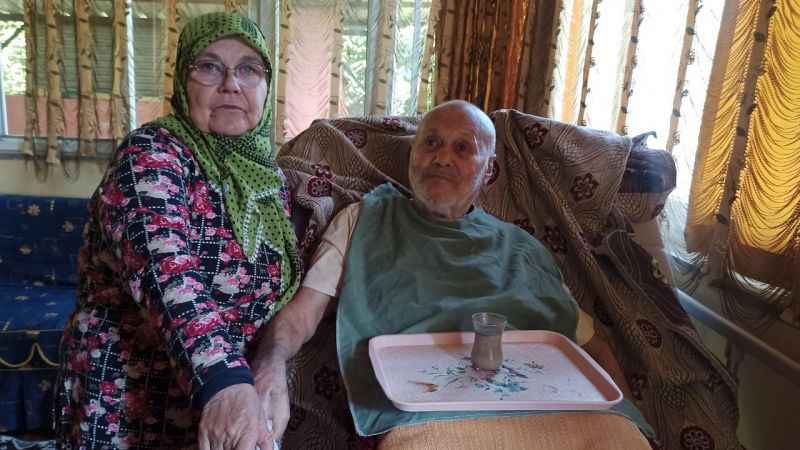 Eşi mutlu olsun diye ıslık bile çalıyor Eşi mutlu olsun diye ıslık bile çalıyor