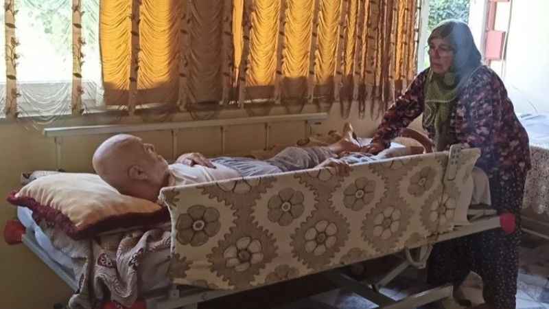 Eşi mutlu olsun diye ıslık bile çalıyor