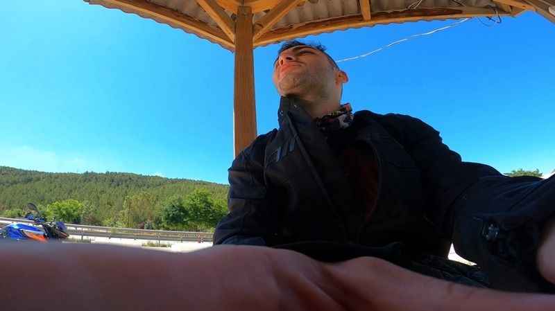 Trafik polisinden önce ceza, sonra teselli öpücüğü