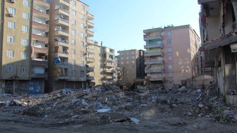 Diyarbakır’da depremde 60 kişinin hayatını kaybettiği bina 'ruhsatsız' ve 'projesiz' inşa edilmiş