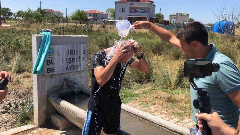 Su sıkıntısını yalakta duş alarak protesto ettiler