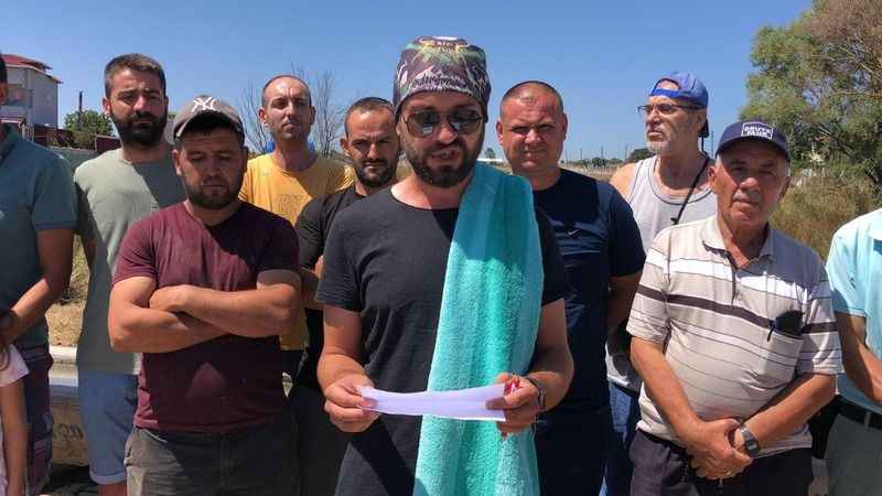 Su sıkıntısını yalakta duş alarak protesto ettiler