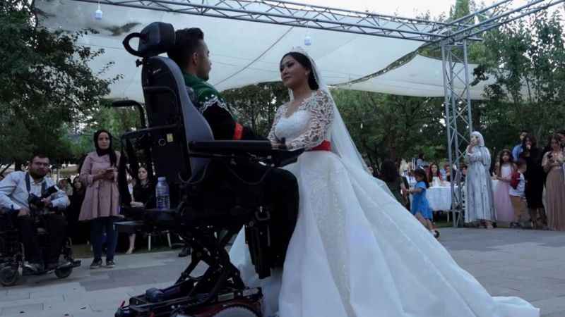 Bedensel engelli Alihan'a Filipinli gelin