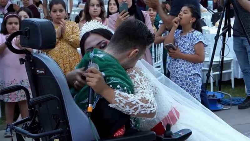 Bedensel engelli Alihan'a Filipinli gelin