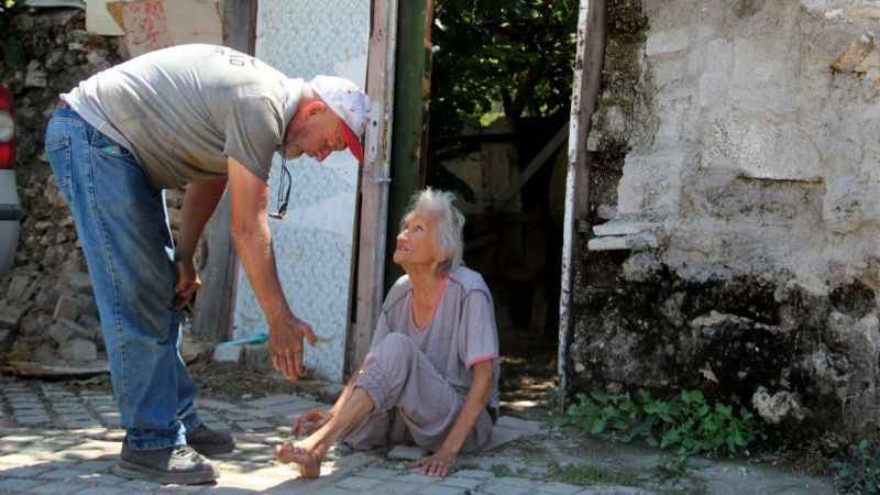 Bakıma muhtaç komşusu için gözyaşlarına boğuldu