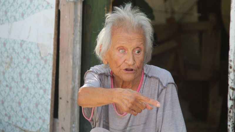 Bakıma muhtaç komşusu için gözyaşlarına boğuldu