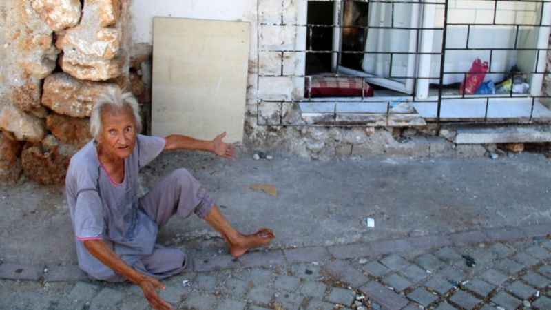 Bakıma muhtaç komşusu için gözyaşlarına boğuldu