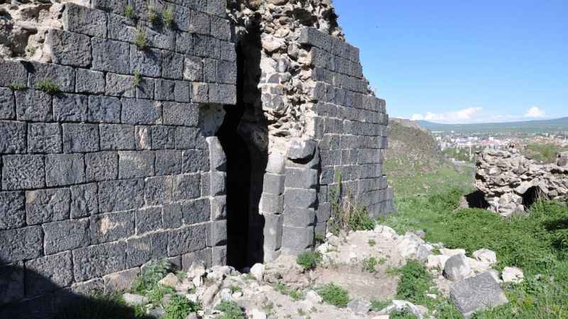 Kars’ta defineciler kiliseyi talan etti