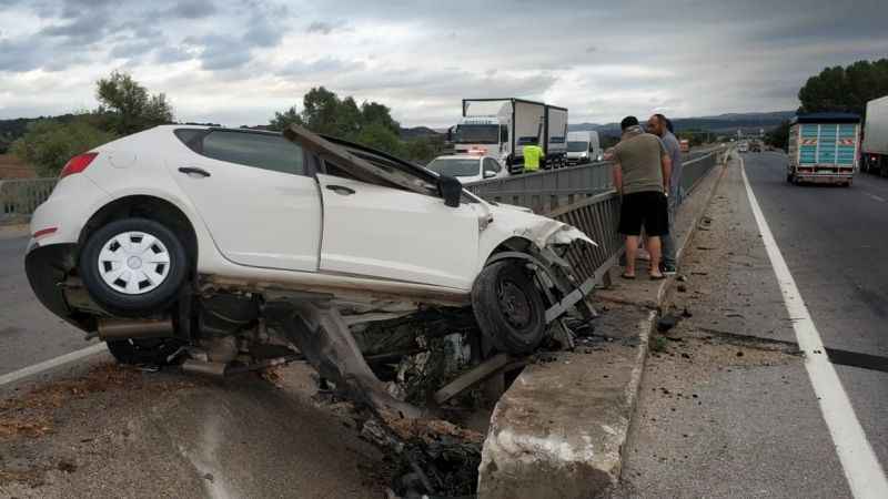 Kontrolden çıkan araç refüje girdi: 3 yaralı