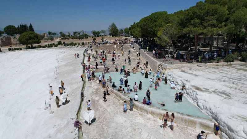 Pamukkale ilk 7 ayda 1,2 milyon turisti ağırladı