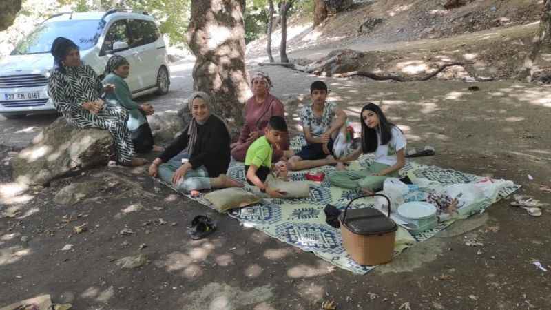 Vatandaş sıcaklarda dere yataklarına akın ediyor