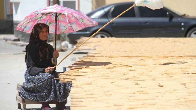 Konya'da ev hanımlarının tarhana telaşı