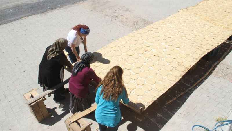Konya'da ev hanımlarının tarhana telaşı