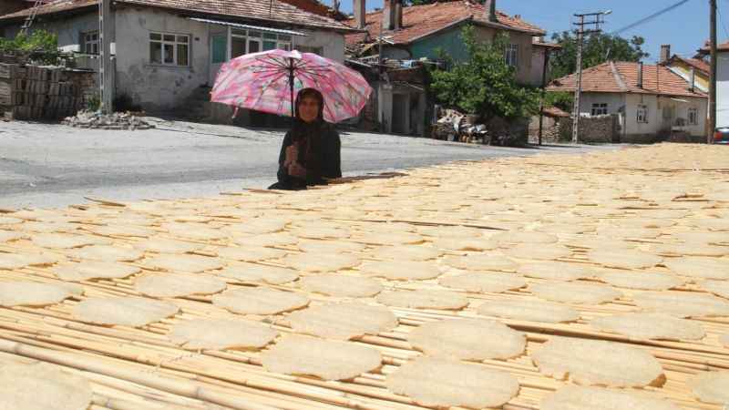 Konya'da ev hanımlarının tarhana telaşı