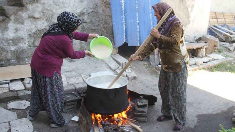Konya'da ev hanımlarının tarhana telaşı