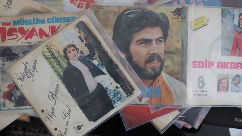 10 yıldır biriktirdiği arşivinde 350 bin eser bulunuyor