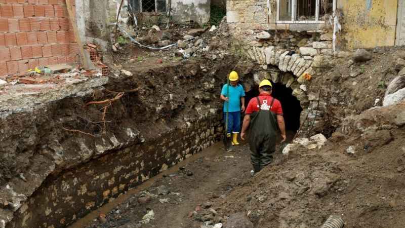 Tarihi evin altından dere yatağı çıktı