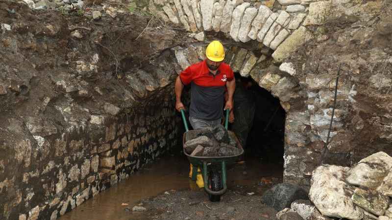 Tarihi evin altından dere yatağı çıktı