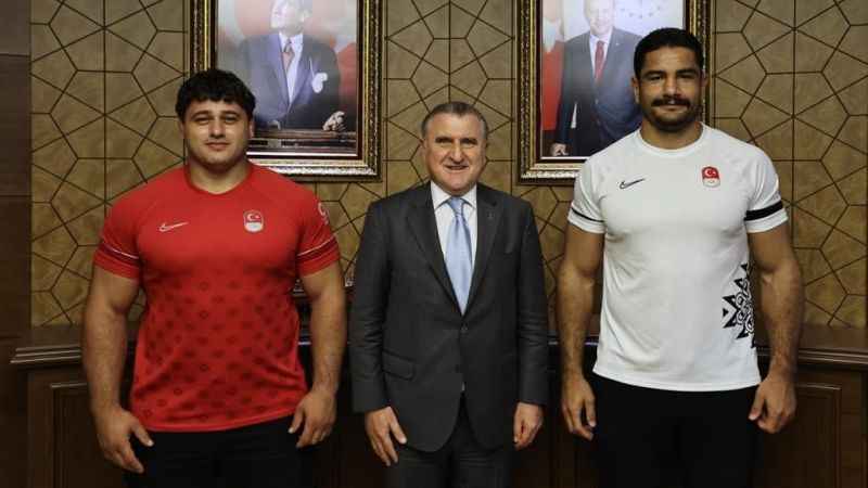 Bakan Bak milli güreşçileri kabul etti