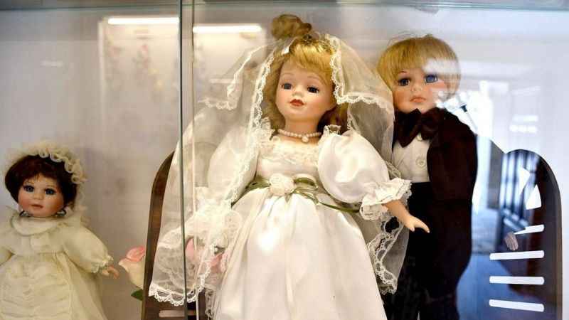 Kuşadası'ndaki porselen bebek sergisi yoğun ilgi görüyor