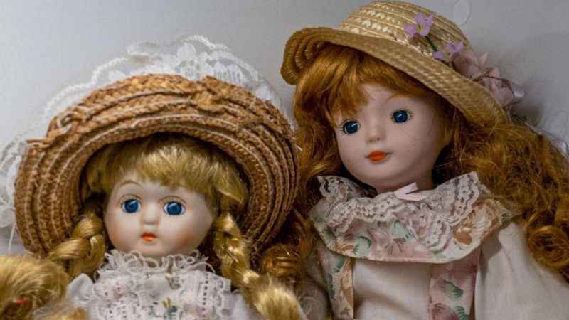 Kuşadası'ndaki porselen bebek sergisi yoğun ilgi görüyor