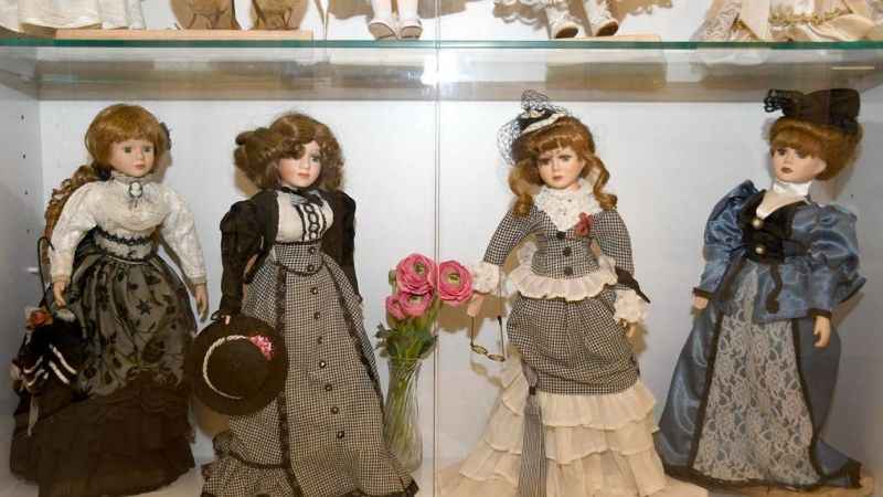 Kuşadası'ndaki porselen bebek sergisi yoğun ilgi görüyor