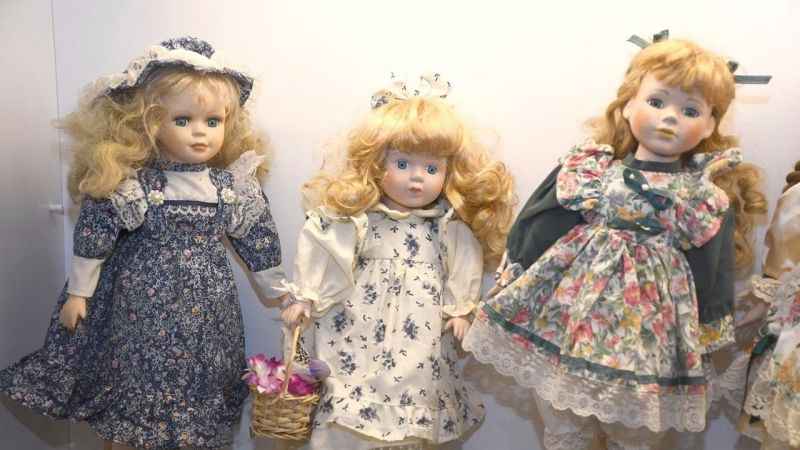 Kuşadası'ndaki porselen bebek sergisi yoğun ilgi görüyor