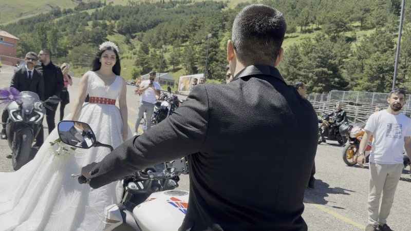 Erzurum’da motosikletli düğün alayı