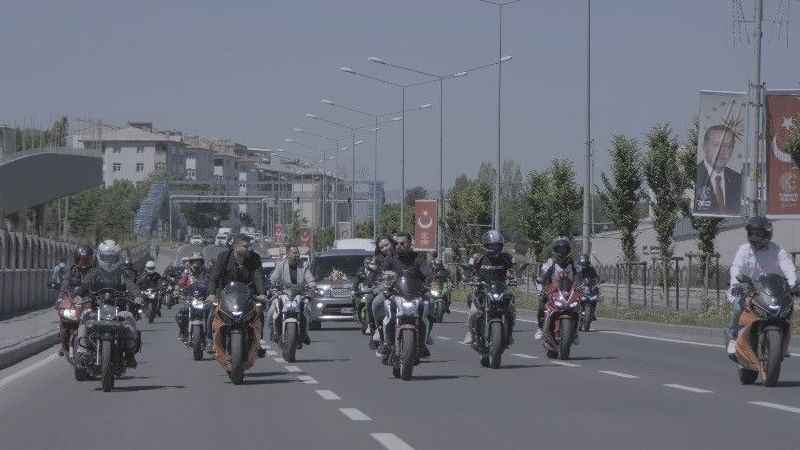 Erzurum’da motosikletli düğün alayı