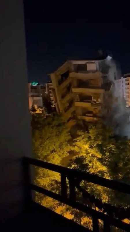 Malatya'da depremde yıkılan ağır hasarlı bina paniğe neden oldu