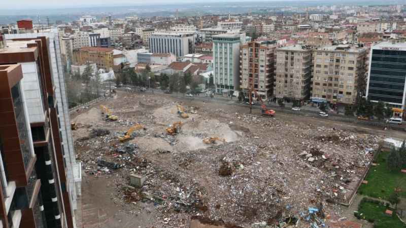 Diyarbakır'da 411 kişinin hayatını kaybettiği 6 yapıdan geriye dümdüz alan kaldı