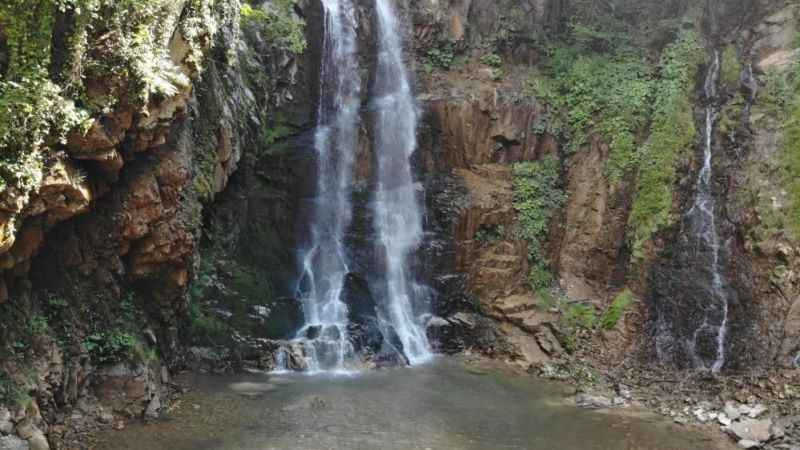 Buz gibi suları ve serinleten havasıyla Çağlayandibi Şelalesi ziyaretçilerini bekliyor