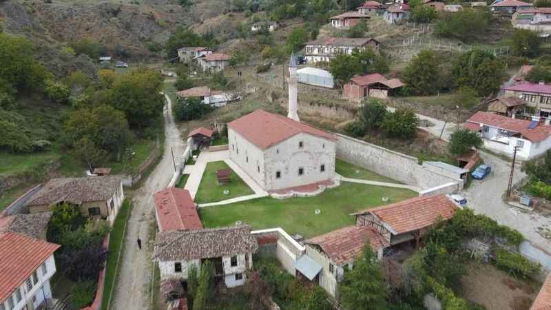 Hz. İsa ve havarilerinin figürleri cami kubbesinde