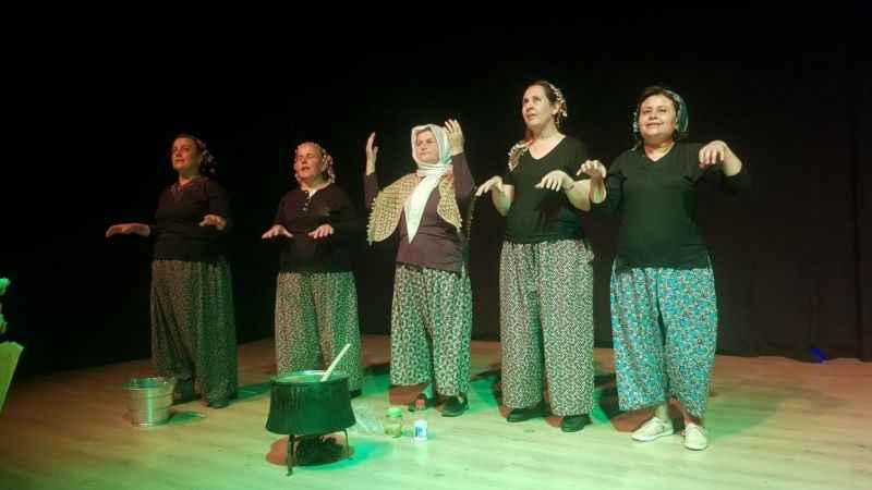 Bergamalı köylü kadınlardan tiyatro gösterisi