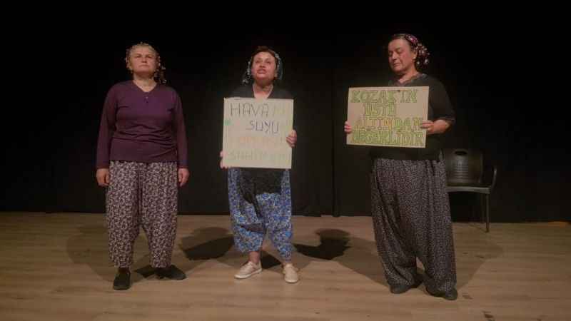 Bergamalı köylü kadınlardan tiyatro gösterisi